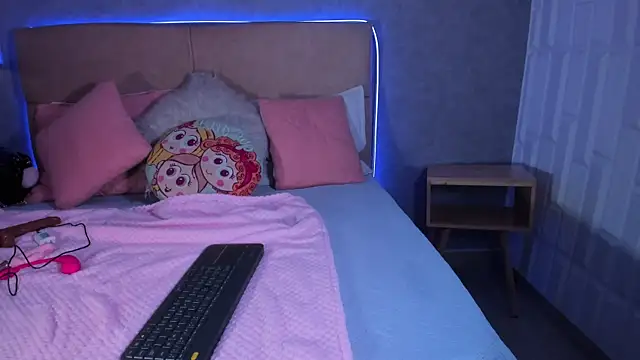 Snapshot of RoxaneBrown chatting on 06-23-26, 07:34 RoxaneBrown online show from 06-23-26, 07:34
