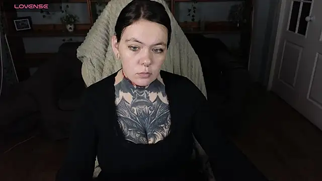 Snapshot of QwertyAnnie_Lbo chatting on 04-27-26, 03:54 QwertyAnnie Lbo online show from 04-27-26, 03:54