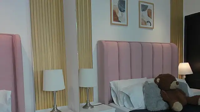 Molly Thonsonn online show from 04-21-26, 03:35