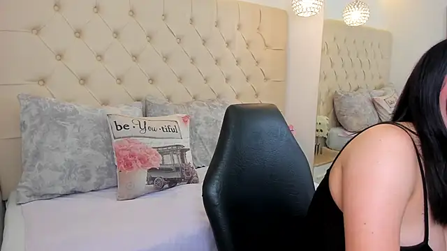 luna bloomm  online show from 04-18-26, 04:49