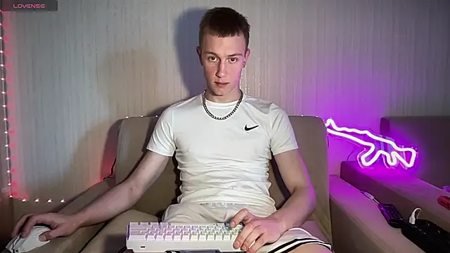 Snapshot of Travis_Gracile chatting on 06-18-26, 08:58 Travis Gracile online show from 06-18-26, 08:58