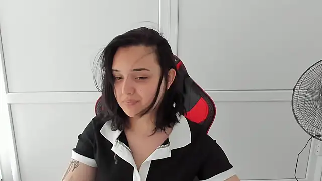 Snapshot of Caroline_cutte chatting on 06-06-26, 02:55 Caroline cutte online show from 06-06-26, 02:55