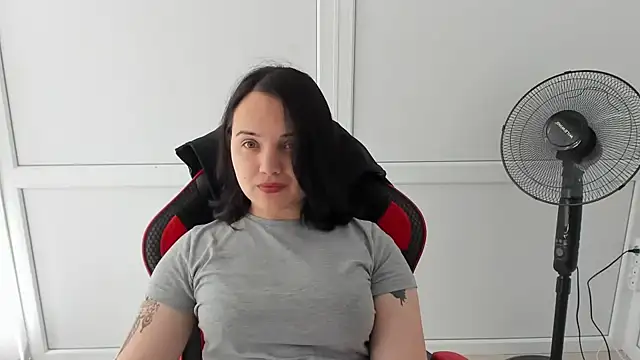 Snapshot of Caroline_cutte chatting on 06-10-26, 06:56 Caroline cutte online show from 06-10-26, 06:56