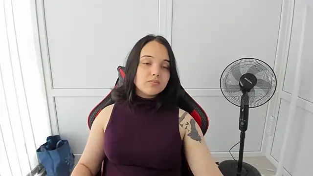 Snapshot of Caroline_cutte chatting on 06-16-26, 07:00 Caroline cutte online show from 06-16-26, 07:00