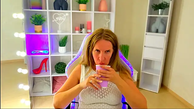 Snapshot of MollyLoll chatting on 07-01-26, 11:01 MollyLoll online show from 07-01-26, 11:01
