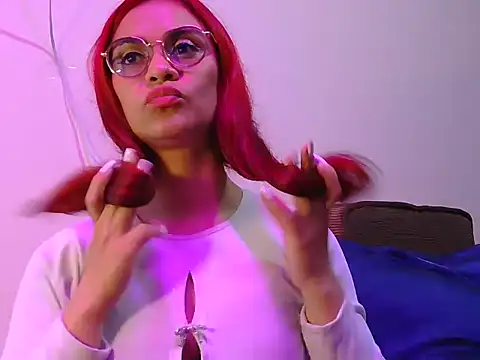 Snapshot of tinny_emiily chatting on 04-29-26, 01:32 tinny emiily online show from 04-29-26, 01:32