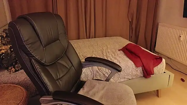 Snapshot of Sharon_Red chatting on 12-02-24, 09:28 Sharon Red online show from 12-02-24, 09:28