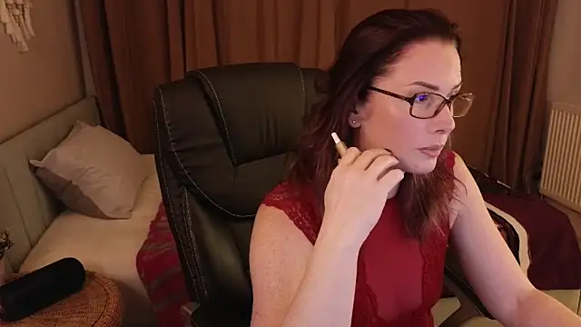 Snapshot of Sharon_Red chatting on 12-07-24, 06:37 Sharon Red online show from 12-07-24, 06:37