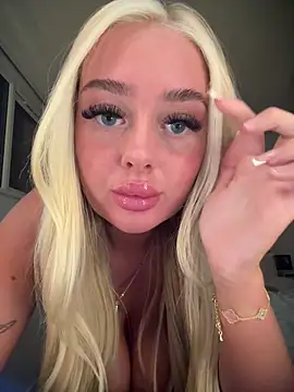 Snapshot of Vanillaheavennn chatting on 04-13-26, 08:25 Vanillaheavennn online show from 04-13-26, 08:25