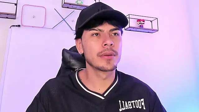 Snapshot of Izack_01 chatting on 04-15-26, 04:47 Izack 01 online show from 04-15-26, 04:47