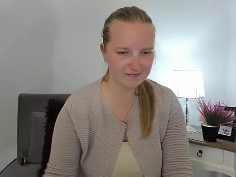 Snapshot of RoseTeacherX chatting on 04-21-26, 05:28 RoseTeacherX online show from 04-21-26, 05:28