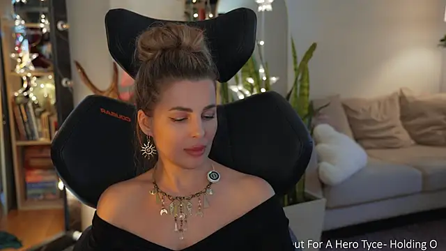 Snapshot of Lady--M chatting on 06-18-26, 07:30 Lady--M online show from 06-18-26, 07:30