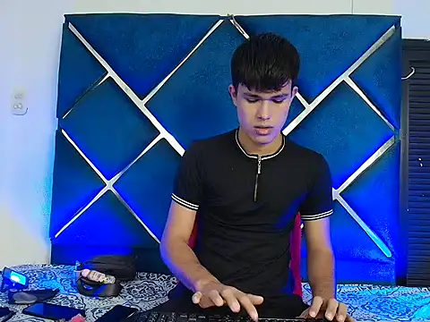 EdwinBoys online show from 04-21-26, 01:06