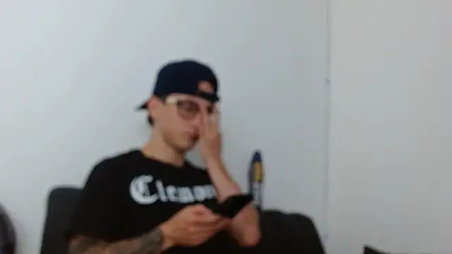 Snapshot of Zeusdark19 chatting on 05-28-26, 04:21 Zeusdark19 online show from 05-28-26, 04:21