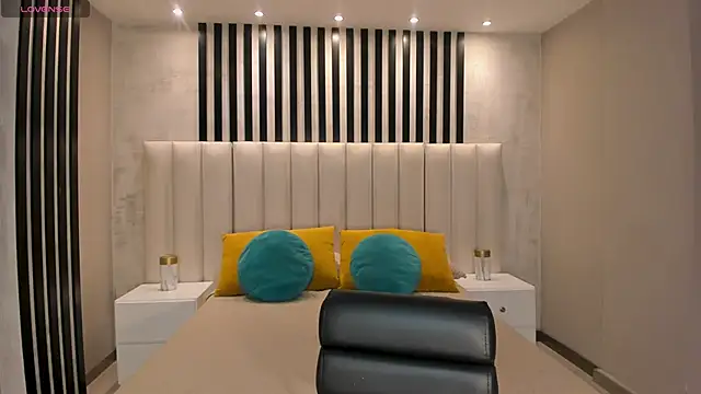 Snapshot of PaulineSanz chatting on 06-17-26, 07:15 PaulineSanz online show from 06-17-26, 07:15