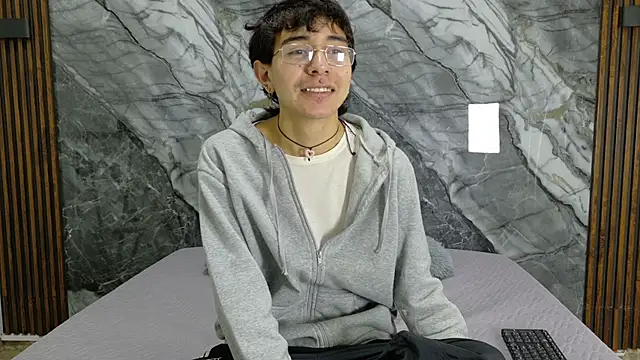 NoahWalker   online show from 05-11-26, 11:05