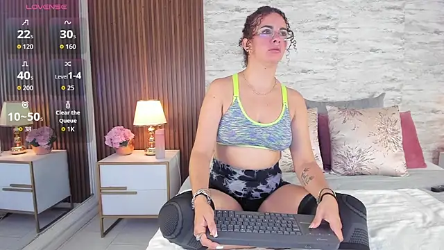 zoehiltonn online show from 05-09-26, 01:16