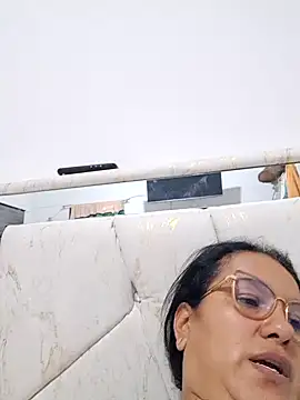 Snapshot of Samanta-42 chatting on 07-18-26, 01:15 Samanta-42 online show from 07-18-26, 01:15