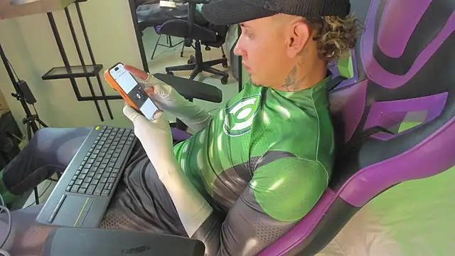 Snapshot of Owen_Drake chatting on 04-28-26, 02:27 Owen Drake online show from 04-28-26, 02:27