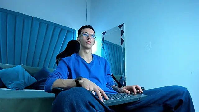 Snapshot of OliverThompsonJS chatting on 06-18-26, 04:46 OliverThompsonJS online show from 06-18-26, 04:46