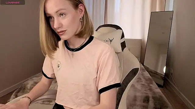 Snapshot of EvaHamilton chatting on 06-14-26, 01:14 EvaHamilton online show from 06-14-26, 01:14