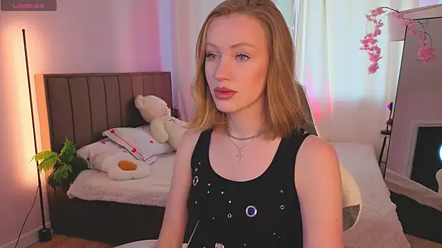 Snapshot of EvaHamilton chatting on 07-13-26, 12:24 EvaHamilton online show from 07-13-26, 12:24