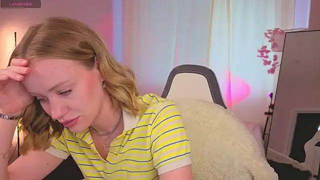 Snapshot of EvaHamilton chatting on 07-14-26, 02:05 EvaHamilton online show from 07-14-26, 02:05