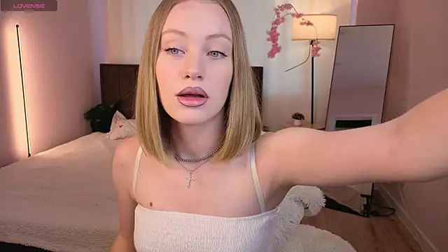 Snapshot of EvaHamilton chatting on 07-21-26, 12:57 EvaHamilton online show from 07-21-26, 12:57