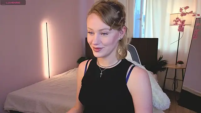 Snapshot of EvaHamilton chatting on 07-27-26, 11:45 EvaHamilton online show from 07-27-26, 11:45