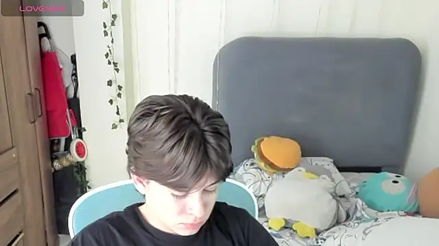 Snapshot of Felixzyn chatting on 06-18-26, 07:29 Felixzyn online show from 06-18-26, 07:29