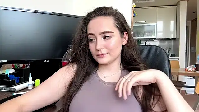 Snapshot of Emilly_Cart chatting on 06-12-26, 03:16 Emilly Cart online show from 06-12-26, 03:16