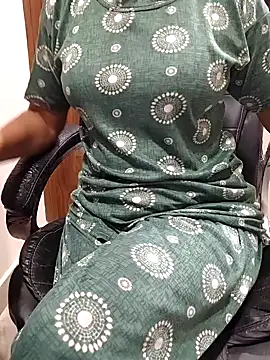 Snapshot of SEEMA_333 chatting on 04-19-26, 03:50 SEEMA 333 online show from 04-19-26, 03:50