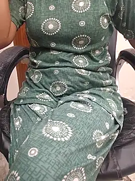 Snapshot of SEEMA_333 chatting on 04-20-26, 02:14 SEEMA 333 online show from 04-20-26, 02:14