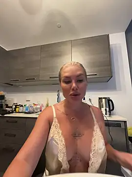 Snapshot of Karen_Luxe chatting on 05-27-26, 11:46 Karen Luxe online show from 05-27-26, 11:46