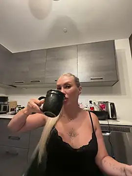 Snapshot of Karen_Luxe chatting on 06-02-26, 01:07 Karen Luxe online show from 06-02-26, 01:07
