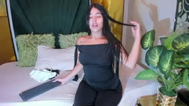 Snapshot of Babyemily18_ chatting on 05-30-26, 01:19 Babyemily18 online show from 05-30-26, 01:19