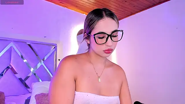 Snapshot of MartinaVizmara_ chatting on 07-11-26, 05:37 MartinaVizmara online show from 07-11-26, 05:37