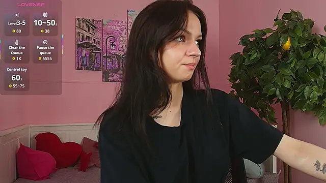 Snapshot of Luna_Come chatting on 06-03-26, 02:33 Luna Come online show from 06-03-26, 02:33