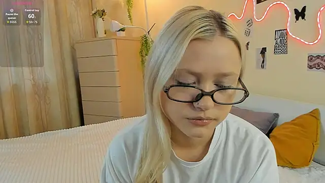 Snapshot of MidnightPoise chatting on 05-11-26, 05:24 MidnightPoise online show from 05-11-26, 05:24