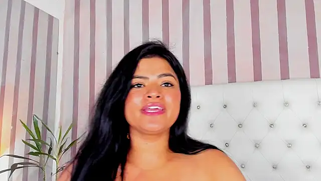 Snapshot of Mia-Stones chatting on 06-11-26, 12:32 Mia-Stones online show from 06-11-26, 12:32