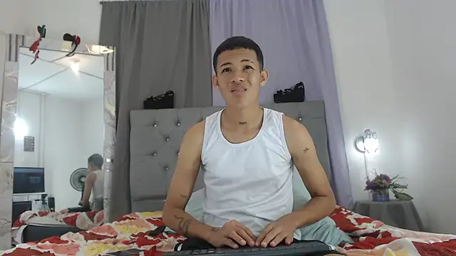 PhillipCox online show from 06-11-26, 05:05