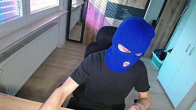 Snapshot of BadBoyMasked chatting on 04-27-26, 04:27 BadBoyMasked online show from 04-27-26, 04:27