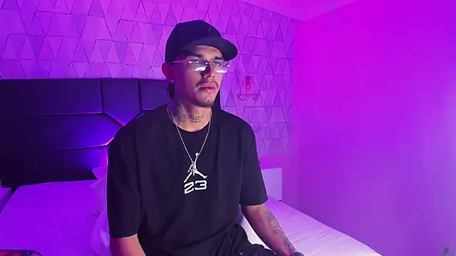Snapshot of TysonRiggs chatting on 06-08-26, 01:33 TysonRiggs online show from 06-08-26, 01:33
