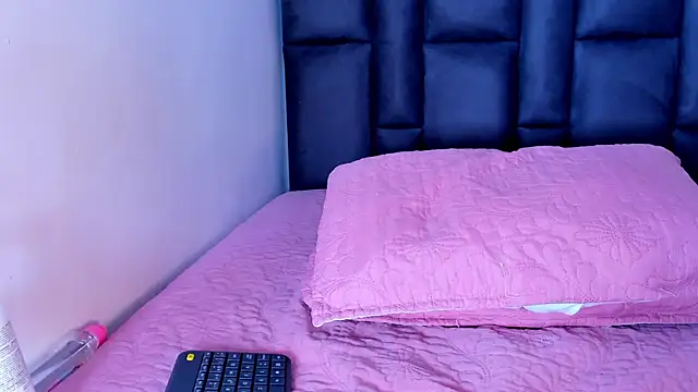 Snapshot of maddy__howard chatting on 07-20-26, 12:29 maddy howard online show from 07-20-26, 12:29