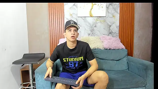 LOVE GUYS1 online show from 06-21-26, 01:46
