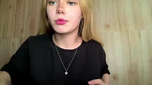 Snapshot of Malinwitch chatting on 05-25-26, 04:02 Malinwitch online show from 05-25-26, 04:02