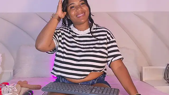 Snapshot of LaylaRhodes chatting on 07-18-26, 02:32 LaylaRhodes online show from 07-18-26, 02:32
