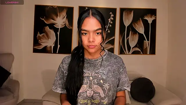 SaphiraJames online show from 06-19-26, 02:05