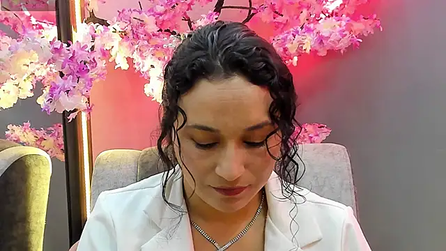 Elizabeth bennett online show from 06-13-26, 04:27