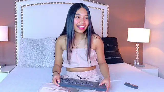 Snapshot of hanaluna_ chatting on 05-18-26, 01:39 hanaluna online show from 05-18-26, 01:39